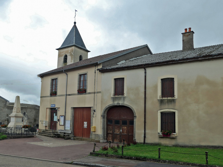 Le centre du village : monument aux morts, clocher, mairie, maison lorraine - Valleroy-le-Sec
