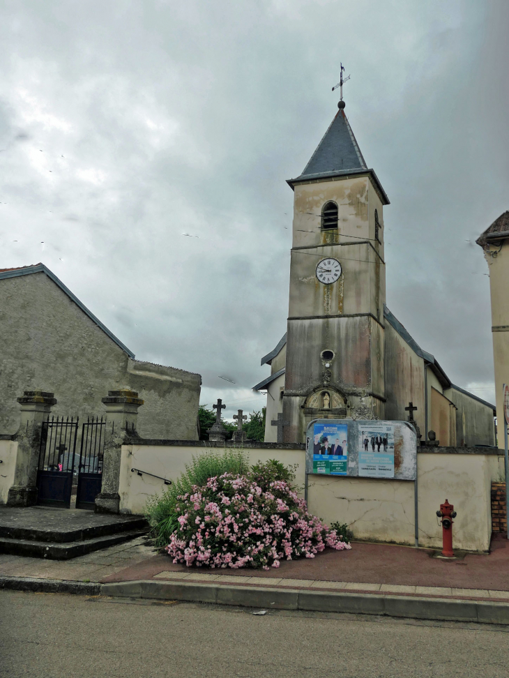 Devant l'église - Valleroy-le-Sec