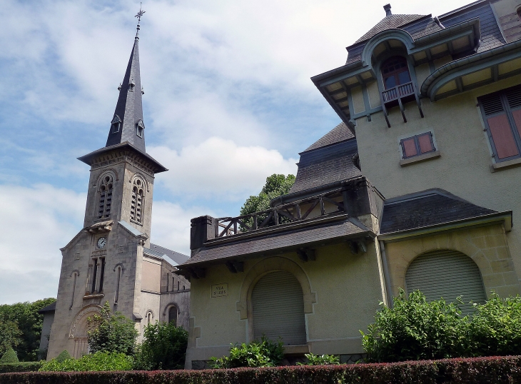 Le parc thermal : église Saint Louis et villa Marie - Vittel