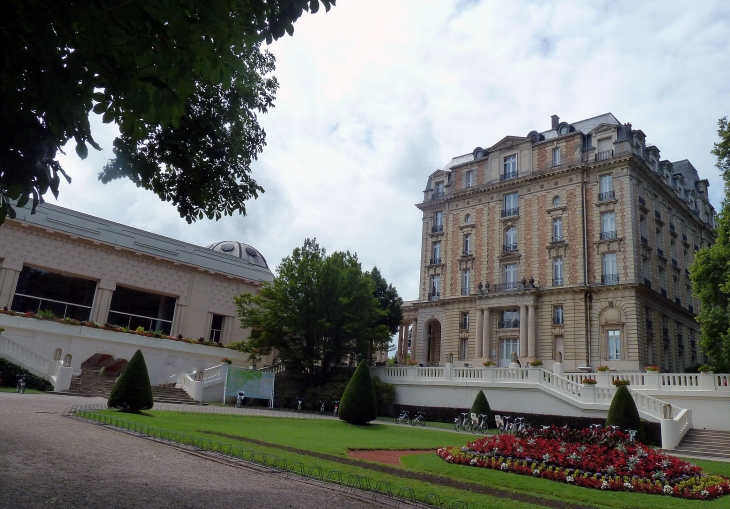 Le parc thermal : le Grand Hôtel et le casino - Vittel