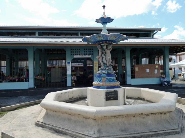 La fontaine devant le marché couvert - Case-Pilote