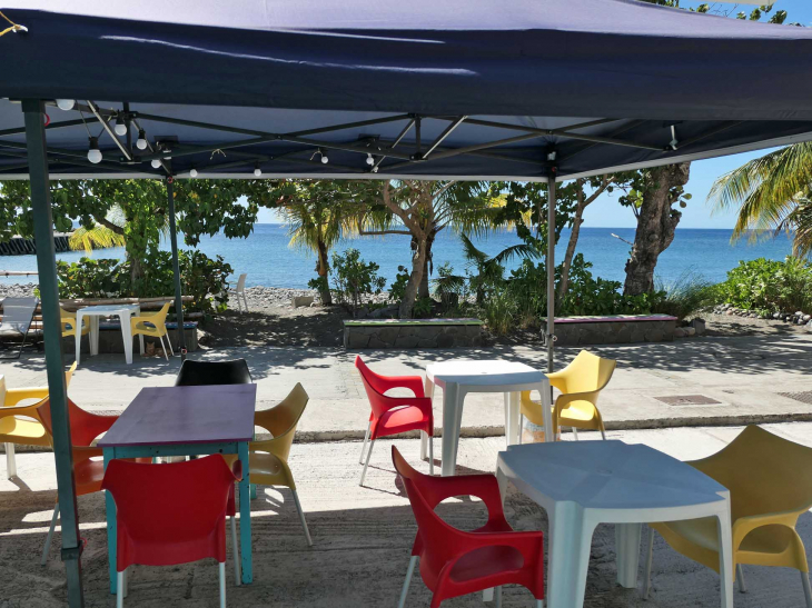 Terrasse colorée au bord de la mer Caraïbe - Case-Pilote
