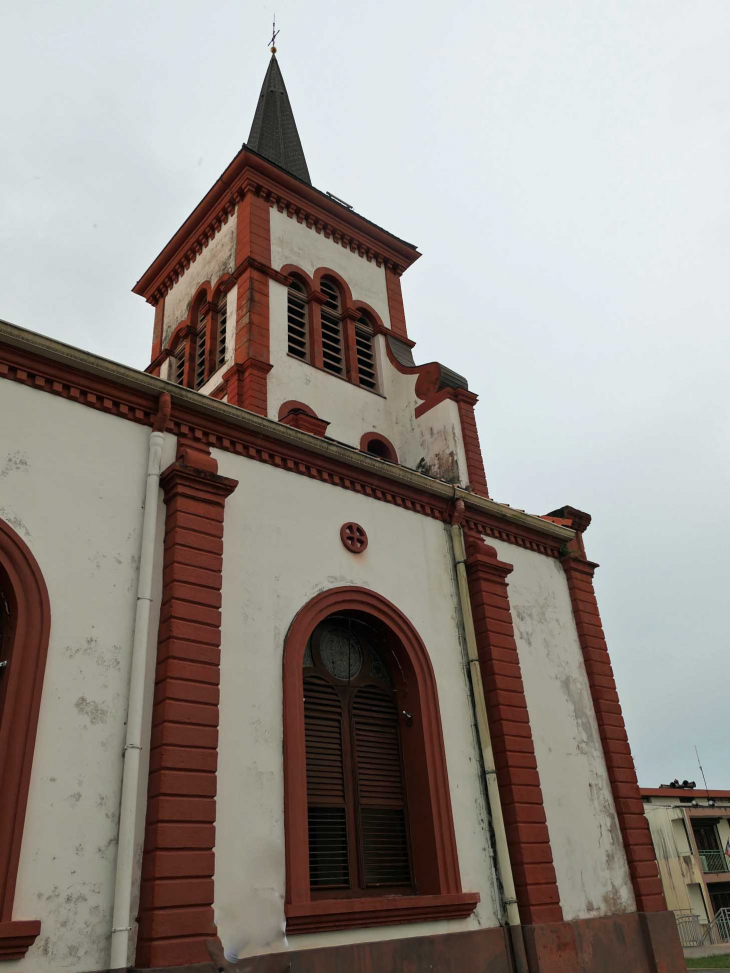 L'entrée de l'église - Ducos