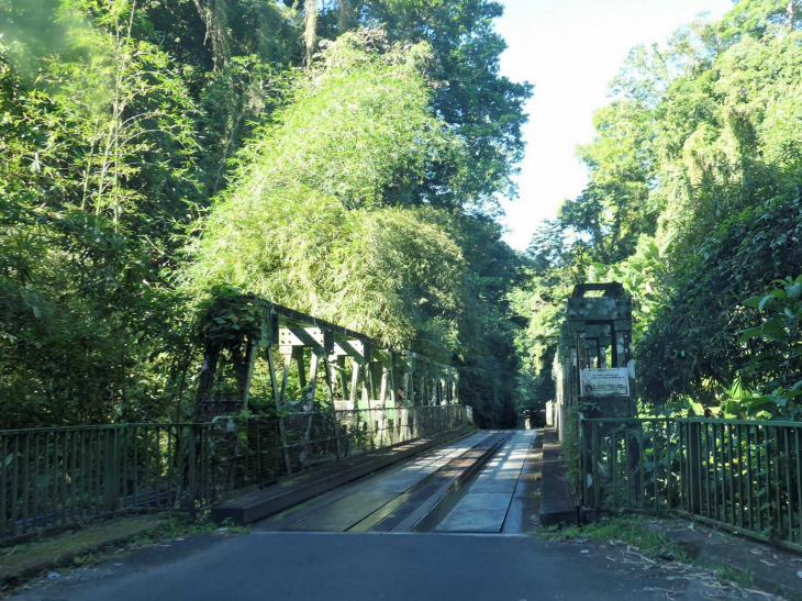 Pont métallique au dessus dela rivière - Grand'Rivière