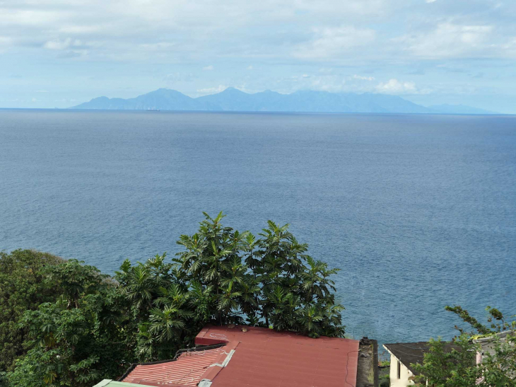 Le quartier Nord Plage ; vue sur l'océan Atlantique et l'île de la Dominique - Macouba