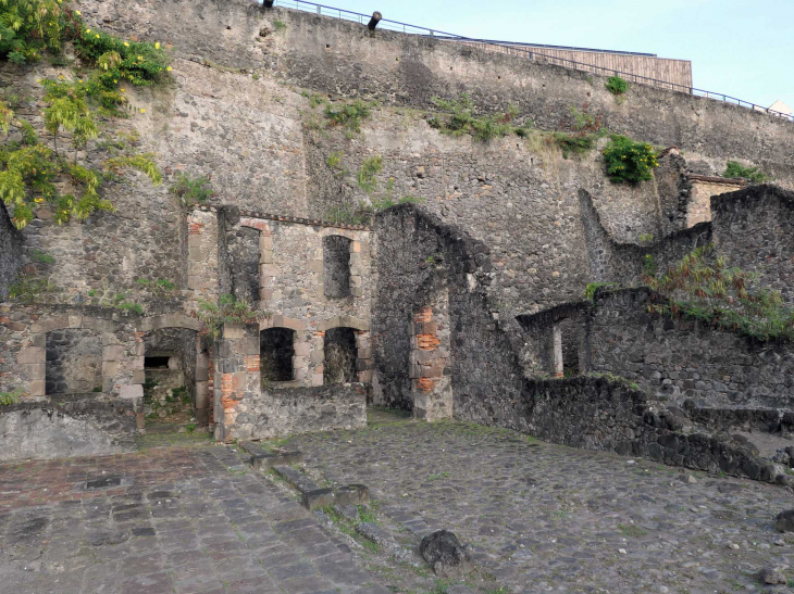 Les ruines des maisons de commerce du Figuier sous la batterie d'Esnotz - Saint-Pierre