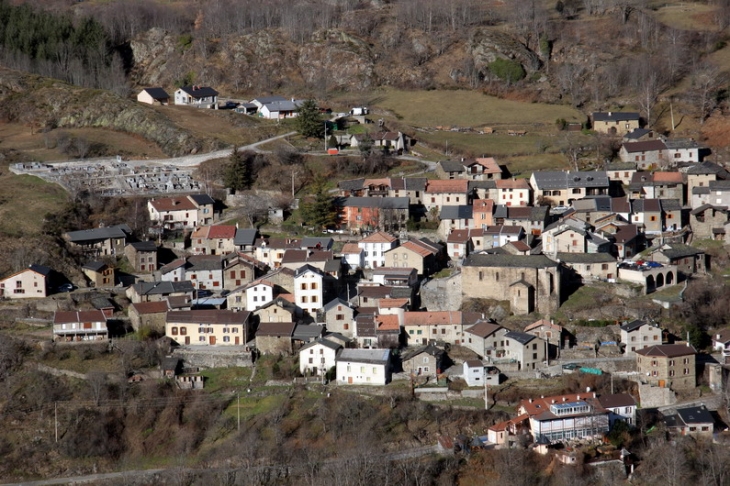 Ascou. Photo prise du haut de Sarrat de l'étang (en face)