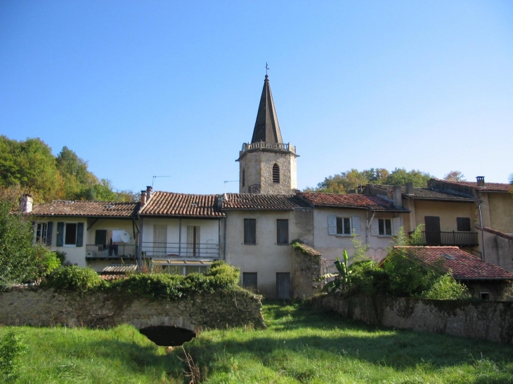 Maisons et acqueduc - Sainte-Croix-Volvestre