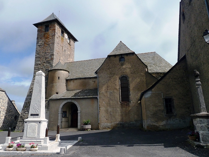 L'église et le monument aux morts - Alpuech