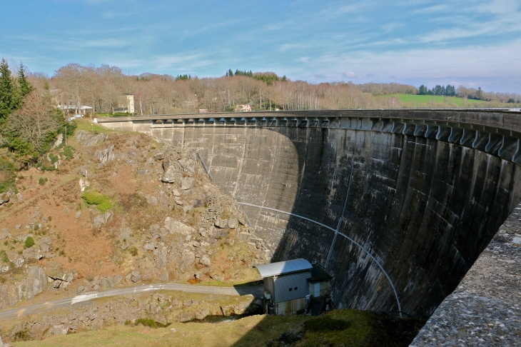 Le barrage de Pareloup par EDF dans les années 1950. - Arvieu