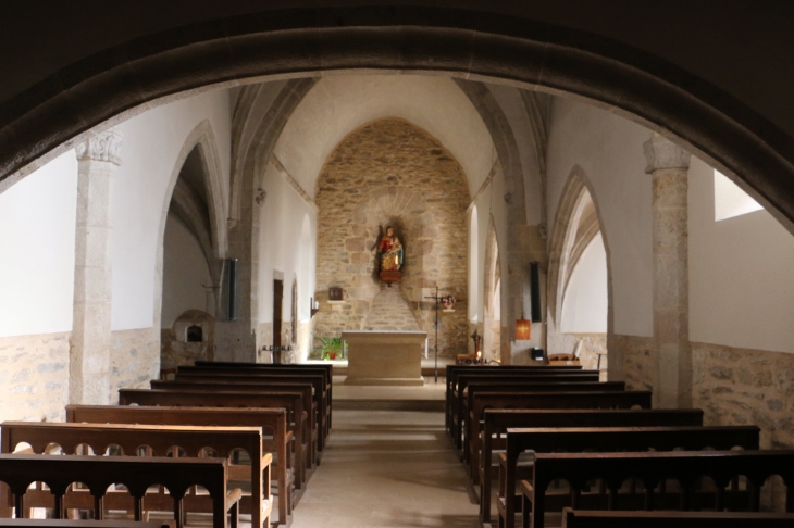 Notre Dame D'Aurès : la nef vers le choeur. - Arvieu