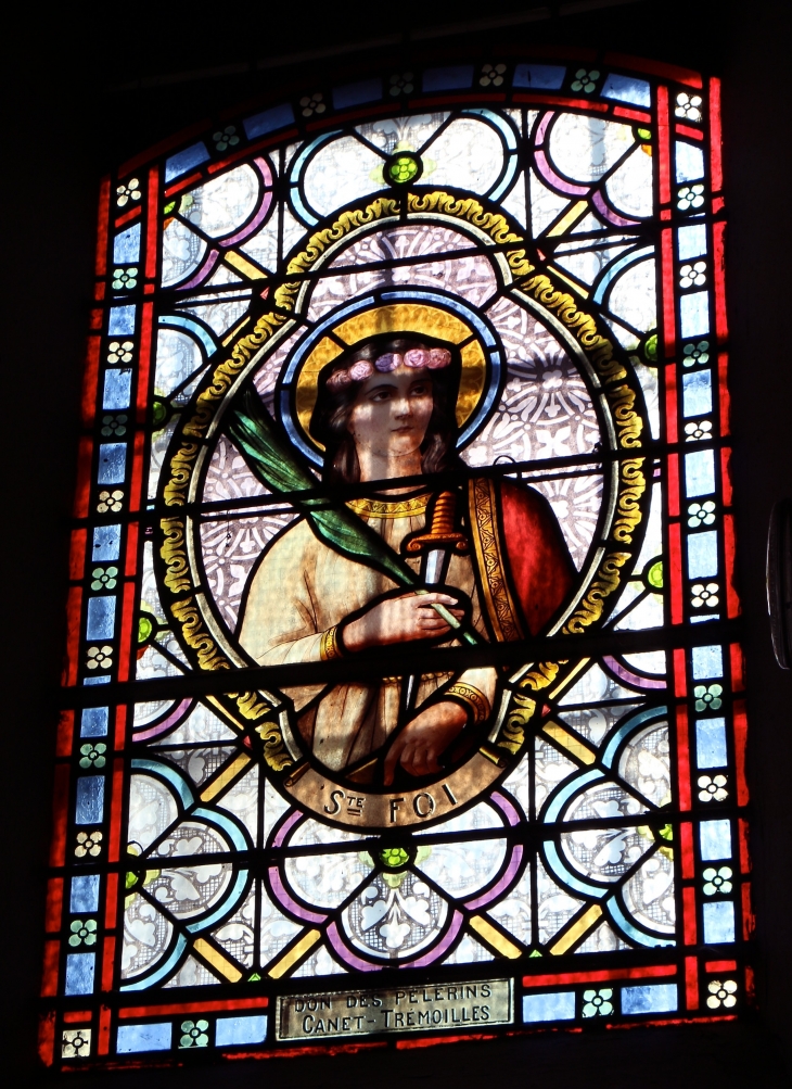 Vitrail de l'église Notre Dame d'Aurès. - Arvieu