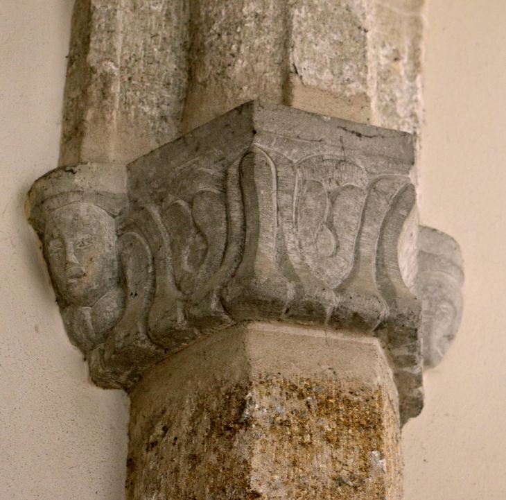 Eglise Notre Dame d'Aurès : chapiteau sculpté. - Arvieu