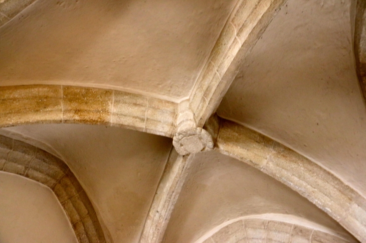 Eglise Notre Dame d'Aurès : croisée d'ogives. - Arvieu