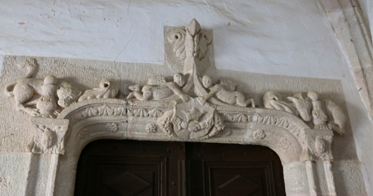 Eglise Notre Dame d'Aurès : détail du linteau sculpté du portail Renaissance. - Arvieu