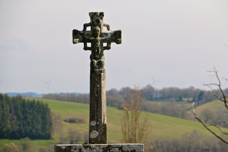 Croix du cimetière de l'église Notre Dame d'Aurès. - Arvieu