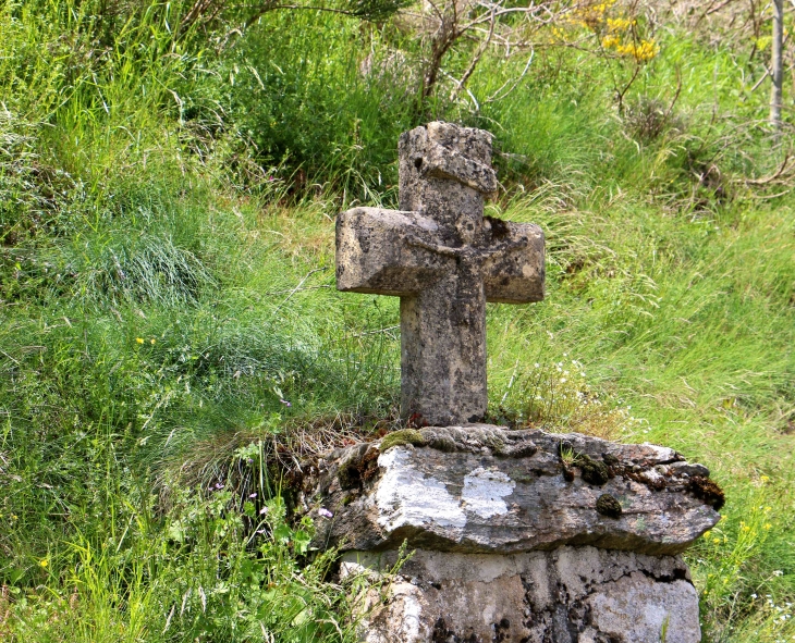 Croix de chemin au col de Verlac. - Aurelle-Verlac