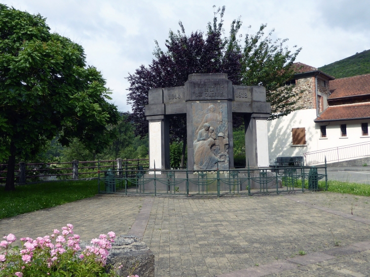 Le monument aux morts - Boisse-Penchot