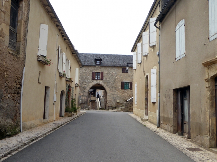 Vers la porte du vieux village - Bournazel