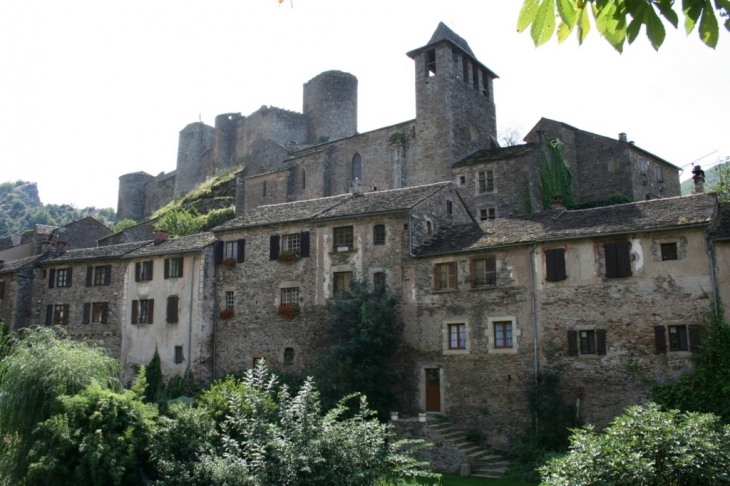 Le château et les maisons à son pied - Brousse-le-Château