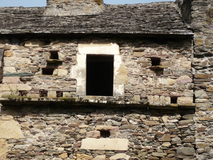 Ancien-pigeonnier dans une façade de grès. - Brousse-le-Château