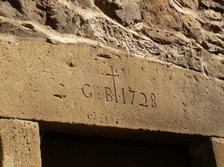 Détail : linteau de porte daté de 1728. - Brousse-le-Château