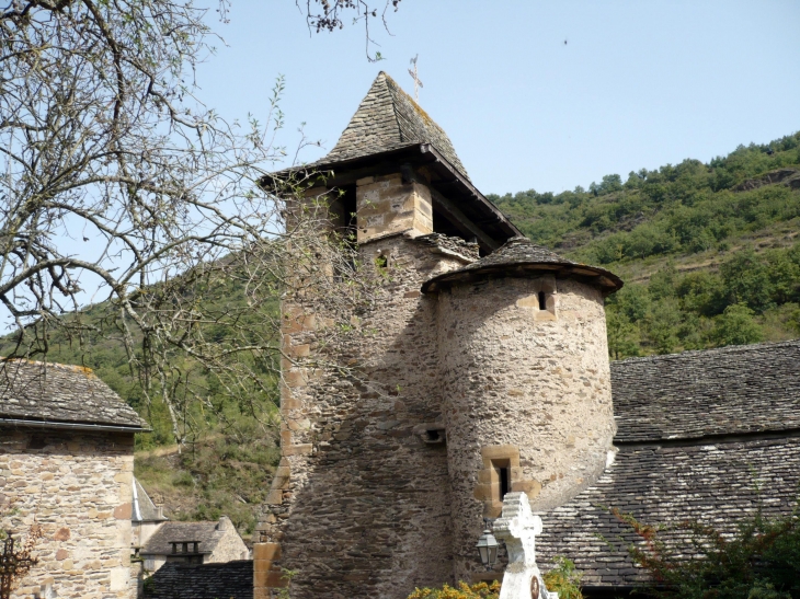Clocher de l'église fortifiée Saint-Jacques de Compostelle du XVe siècle. - Brousse-le-Château