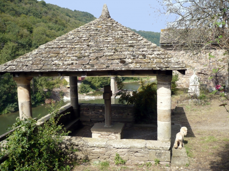 Oratoire du XVe siècle qui est situé dans l'ancien cimetière du village. Au fond le Tarn. - Brousse-le-Château
