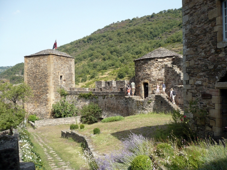 Dans le château : vue de l'entrée du logis seigneurial. - Brousse-le-Château