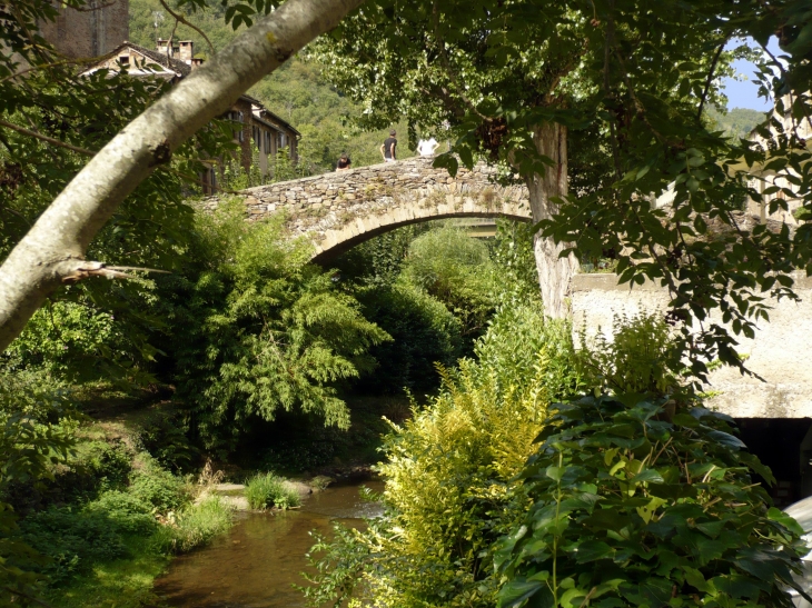 Le pont de style roman et la rivière Alrance. - Brousse-le-Château