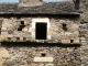 Photo suivante de Brousse-le-Château ancien-pigeonnier dans une façade de grès.