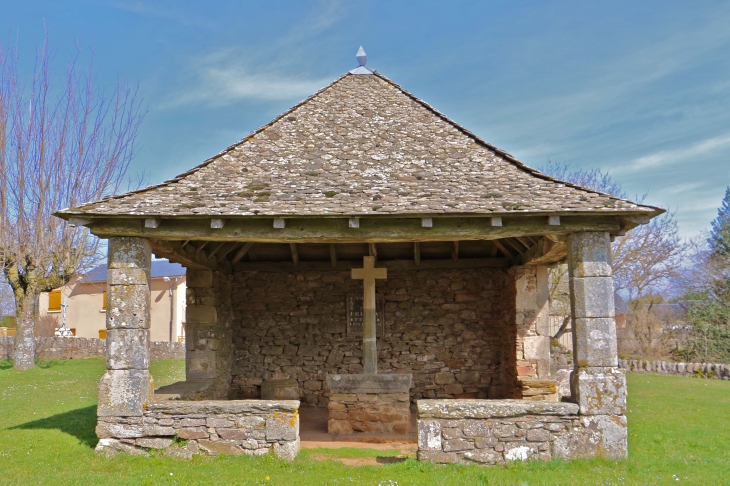 L'oratoire près de l'église Saint Pierre. - Canet-de-Salars