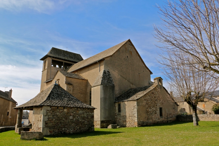 Le chevet plat de l'église Saint Pierre. - Canet-de-Salars