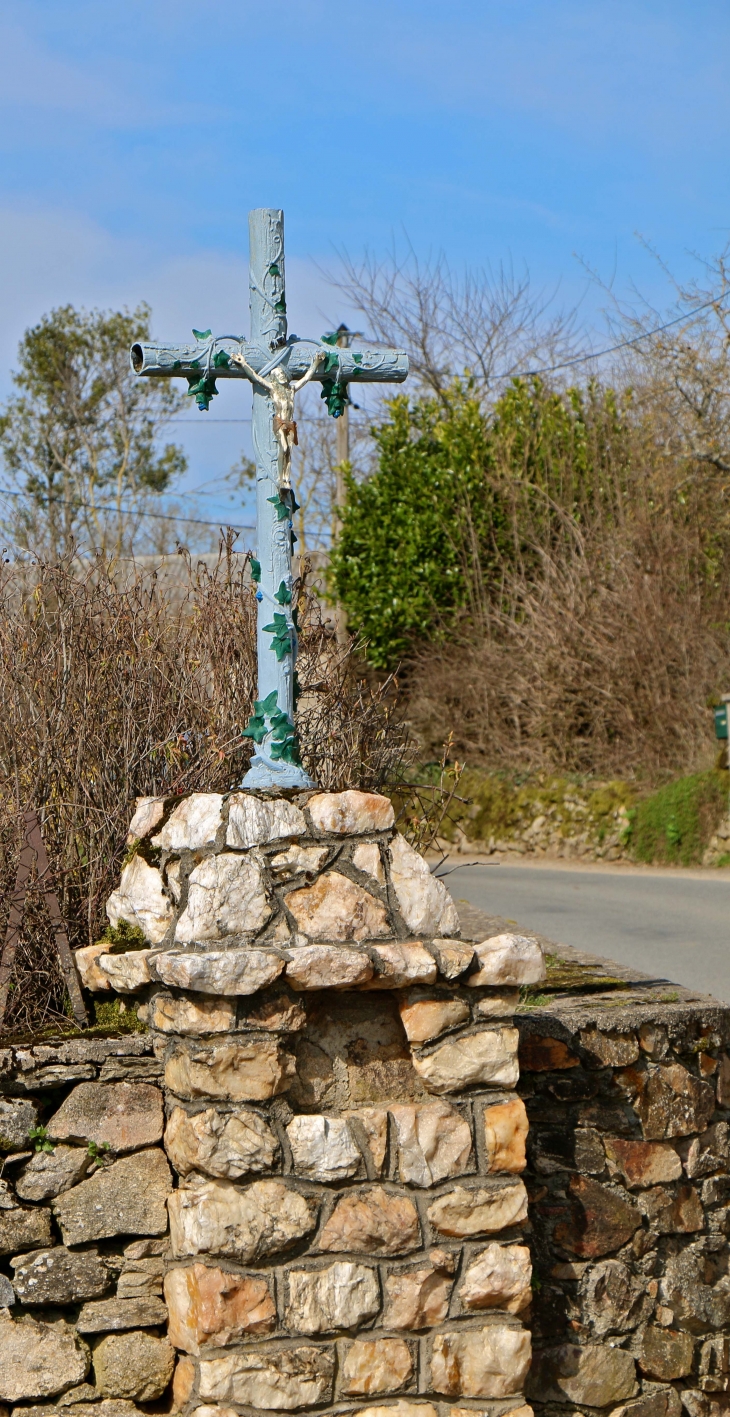 Croix de chemin près de l'église Saint Pierre. - Canet-de-Salars