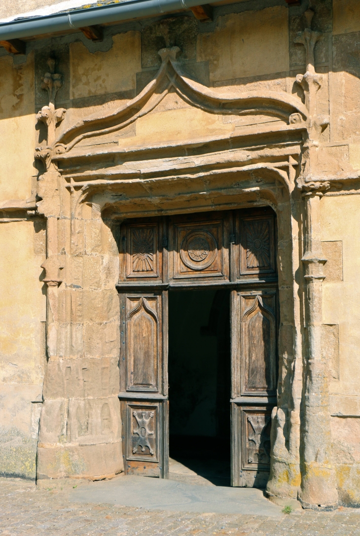 Beau portail renaissance de l'église Saint Pierre. - Canet-de-Salars