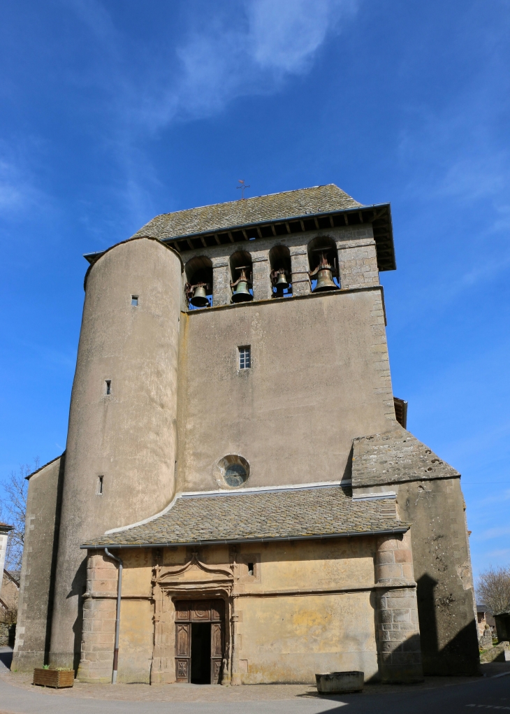 Façade occidentale de l'église Saint Pierre. Elle impose sa masse gothique par son clocher mur à quatre baies logeant de belles cloches des années 1720. - Canet-de-Salars