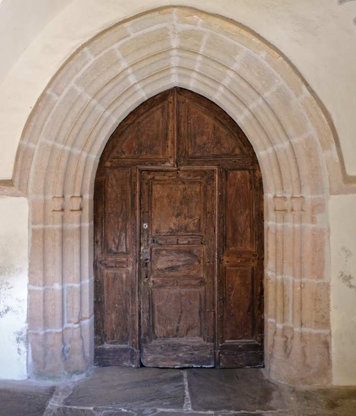 Portail intérieur du porche de l'église Saint Pierre. - Canet-de-Salars