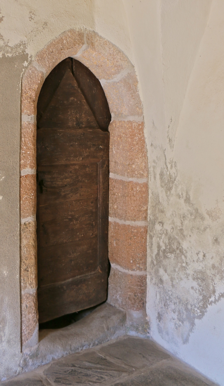 Petite porte du porche de l'église Saint Pierre. - Canet-de-Salars