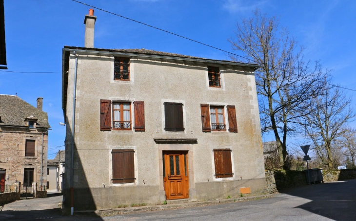 Maison du village. - Canet-de-Salars