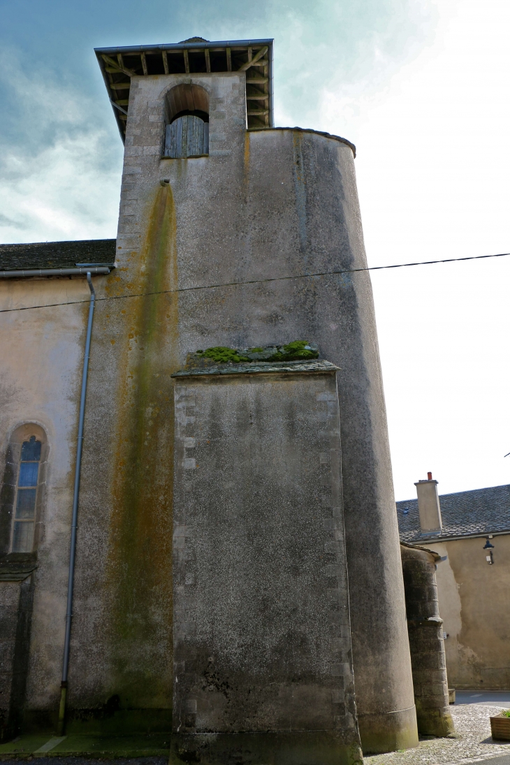 Façade nord du clocher mur de l'église Saint Pierre. - Canet-de-Salars