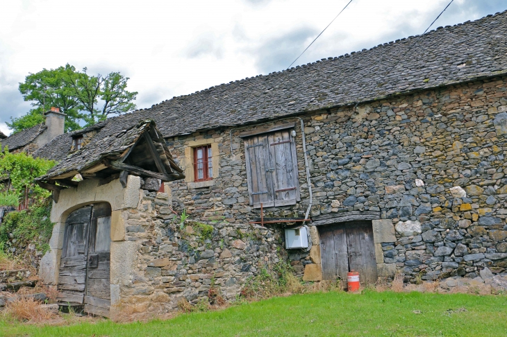 Maison ancienne à l'entrée du village. - Castelnau-de-Mandailles