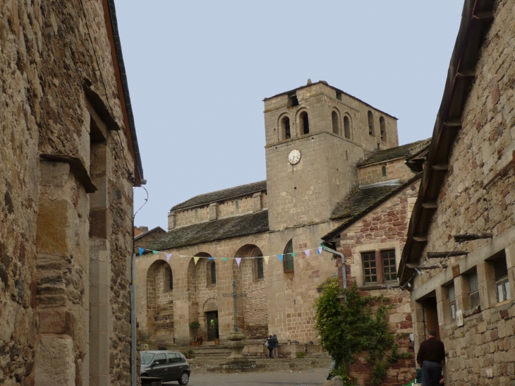 Eglise Saint-Michel coté sud avec le portail d'entrée. - Castelnau-Pégayrols