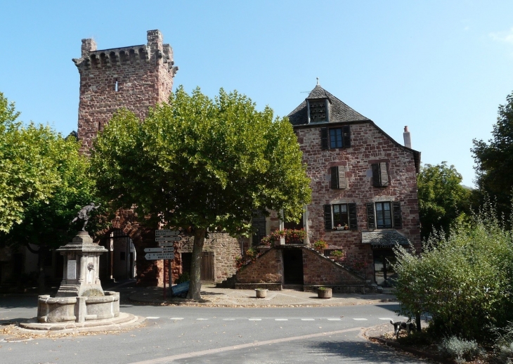 Place de la tour   Crédit : André Pommiès - Clairvaux-d'Aveyron