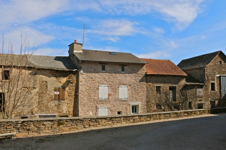 Maisons du village autour de l'église Notre DAme. - Comps-la-Grand-Ville
