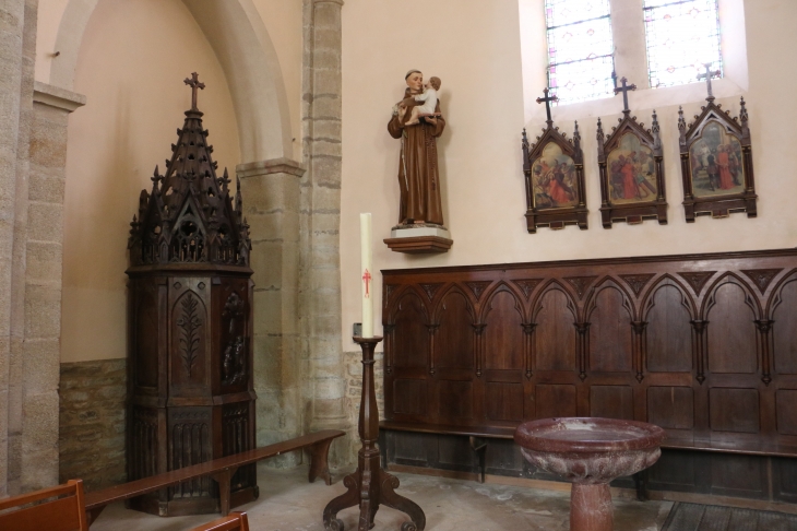 Eglise Notre Dame : les stalles et les fonts baptismaux. - Comps-la-Grand-Ville