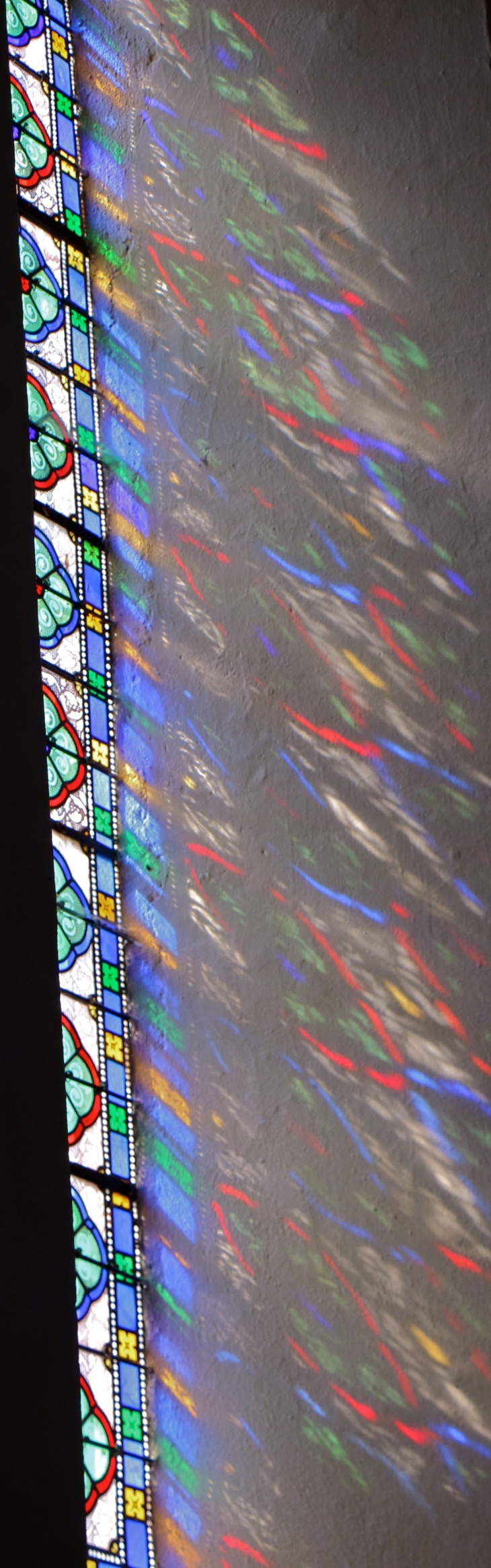 Eglise Notre Dame : reflets de vitrail. - Comps-la-Grand-Ville