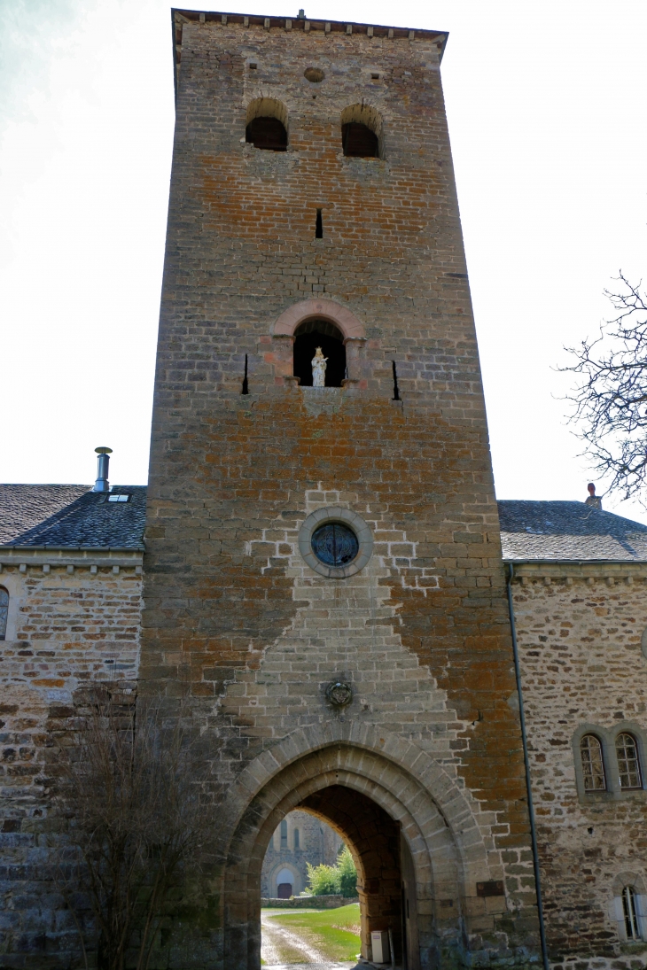 Abbaye de Bonnecombe : la porterie elle a la forme d'une tour-porte-carrée. Elle porte le nom de tour Saint Bernard. - Comps-la-Grand-Ville
