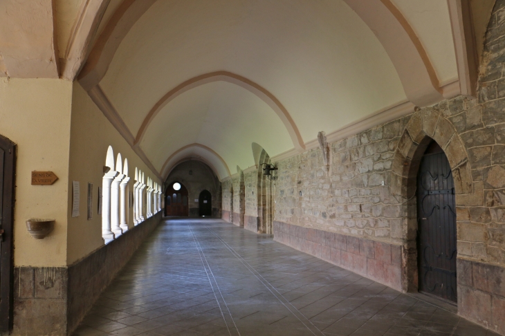 Abbaye Notre-Dame de Bonnecombe : le cloître. - Comps-la-Grand-Ville