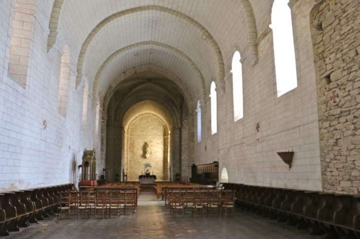 Abbaye Nore-Dame de Bonnecombe : église aabbatiale, la nef vers le choeur. - Comps-la-Grand-Ville