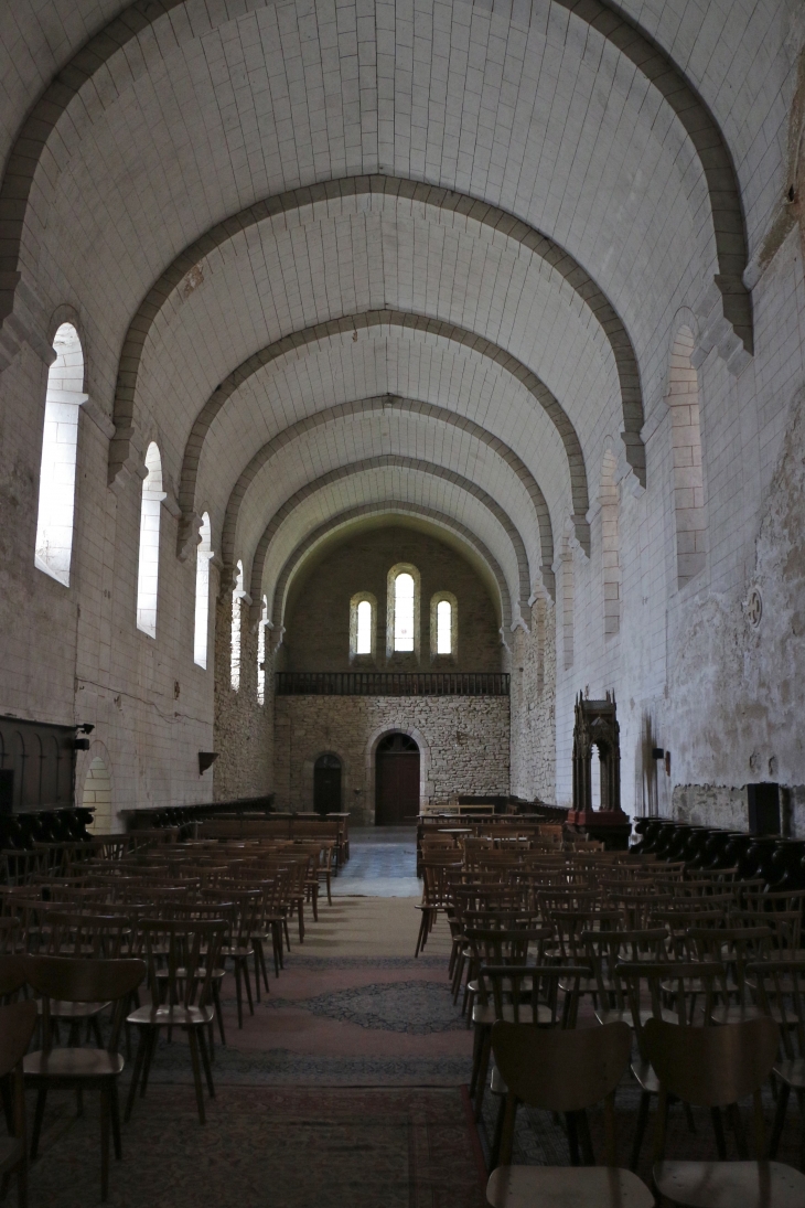 La nef vers le portail de l'église abbatiale de l'abbaye de Bonnecombe. - Comps-la-Grand-Ville
